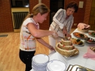 MUDr..Junkerová a  předsedkyně Helena Brůhová bojují s dortem